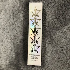 Jeffree star liquid lipstick in the shade clout